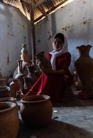 retrato do cham étnico menina dentro bau truc cerâmica Vila, phan tocou cidade, ninh thuan província, Vietnã foto