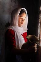 retrato do cham étnico menina dentro bau truc cerâmica Vila, phan tocou cidade, ninh thuan província, Vietnã foto