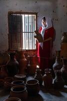 retrato do cham étnico menina dentro bau truc cerâmica Vila, phan tocou cidade, ninh thuan província, Vietnã foto