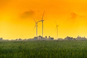 Visão do turbina verde energia eletricidade, moinho de vento para elétrico poder Produção, vento turbinas gerando eletricidade em arroz campo às phan tocou, ninh thuan província, Vietnã foto