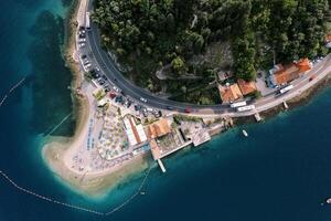 privado de praia em uma capa perto a hotel perto a rodovia em a Beira Mar. lepetano, Montenegro. zangão foto