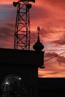 silhueta do a mesquita cúpula contra a crepúsculo céu fundo foto