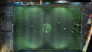 aéreo Visão do mini futebol corresponder, futebol. minifootball campo e jogadores de futebol a partir de zangão foto