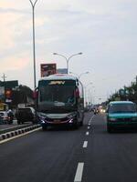 desfocado abstrato fundo do ônibus em a rodovia às semarangue, Indonésia abril 16 2024 foto