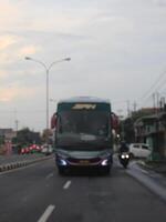 desfocado abstrato fundo do ônibus em a rodovia às semarangue, Indonésia abril 16 2024 foto