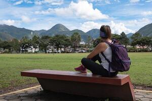 turista descansos e aprecia a panorama do a peruano selva. foto