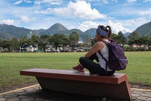 turista contempla a impressionante panorama do a peruano selva. foto