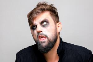 Maquiagem para uma barbudo homem para a festa do todos santos dia das Bruxas dentro a estilo do a Morto-vivo foto