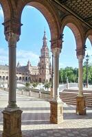 praça de espana Espanha quadrado dentro sevilha, Andaluzia, Espanha. panorâmico Visão do velho cidade sevilha, andaluzia foto