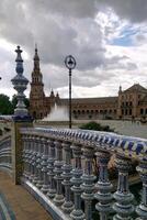 praça de espana Espanha quadrado dentro sevilha, Andaluzia, Espanha. panorâmico Visão do velho cidade sevilha, andaluzia foto