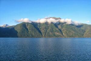 Visão do Geiranger fiorde a partir de a barco, ocidental fiordes, Noruega. Hardanger fiorde panorama. escandinavo montanhas do ensolaradovsfjorden desfiladeiro foto