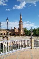 praça de espana Espanha quadrado dentro sevilha, Andaluzia, Espanha. panorâmico Visão do velho cidade sevilha, andaluzia foto