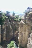 el tajo desfiladeiro e vale dentro ronda. a falésias do a el tajo desfiladeiro dentro Andaluzia, Espanha. aéreo Visão do pedra Rocha vale desfiladeiro foto