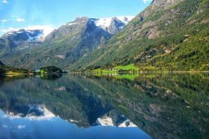 Visão do Geiranger fiorde a partir de a barco, ocidental fiordes, Noruega. Hardanger fiorde panorama. escandinavo montanhas do ensolaradovsfjorden desfiladeiro foto