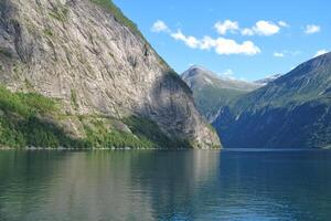 Visão do Geiranger fiorde a partir de a barco, ocidental fiordes, Noruega. Hardanger fiorde panorama. escandinavo montanhas do ensolaradovsfjorden desfiladeiro foto