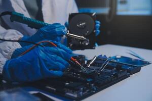 fechar acima do técnico medindo Voltagem eletrônico o circuito borda televisão, serviço depois de venda consertar elétrico equipamento dentro seguro. foto