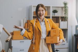 retrato de donas de pequenas empresas empreendedoras trabalhando na caixa de recebimento e verificando pedidos on-line para se preparar para embalar as caixas, vender para clientes, pequenas ideias de negócios on-line. foto