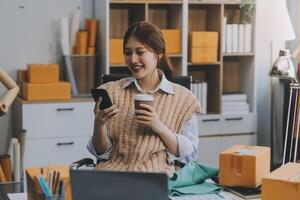 designer de moda feminina madura asiática trabalha em estúdio criativo, tomando café, contemplando e pensando em ideias, coleção de design de vestidos de imagem e empresário de sme de alfaiate profissional. foto