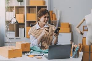 designer de moda feminina madura asiática trabalha em estúdio criativo, tomando café, contemplando e pensando em ideias, coleção de design de vestidos de imagem e empresário de sme de alfaiate profissional. foto