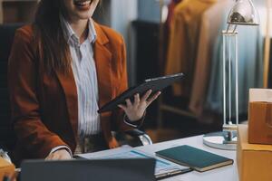 retrato de donas de pequenas empresas empreendedoras trabalhando na caixa de recebimento e verificando pedidos on-line para se preparar para embalar as caixas, vender para clientes, pequenas ideias de negócios on-line. foto