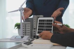 equipe do arquiteturas e homem de negocios estão discutindo e debate em chão plano modificação para real Estado sustentável investimento e solar energia habitação desenvolvimento projeto foto