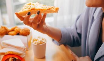 cortada imagem do mulher segurando pizza fatia às restaurante foto