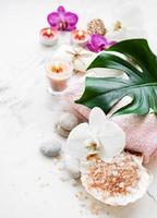 ingredientes naturais de spa com flores de orquídea foto