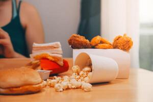 velozes comida, pessoas e pouco saudável comendo conceito - fechar acima do mulher mãos segurando Hamburger ou Hamburguer de queijo foto