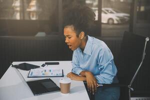 o negócio mulher sentado às trabalhos estressado , Fora trabalhando Difícil sentindo-me estressado Fora e tonto a partir de seu trabalho foto