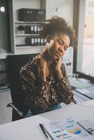 ásia mulheres dores a partir de trabalhando ela sentido gostar relaxante foto