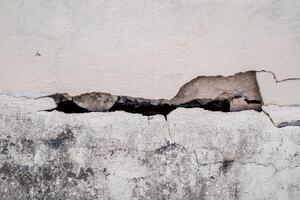 parede de concreto rachada parede quebrada no canto de cimento externo que efetuou com terremoto e desmoronou o solo foto