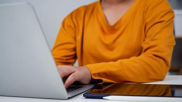 o negócio mulher empreendedor trabalhando dentro escritório e trabalhando dar adendo para clientes com a sistema computador dentro escritório e providenciar em formação Serviços para clientes, o negócio tecnologias conceito. foto