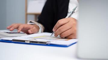 foto fechar acima mãos do o negócio mulher trabalhando em escrivaninha escritório com usando uma calculadora para calcular a números, finança contabilidade conceito, contabilidade verificação companhia despesas contabilidade documentos.