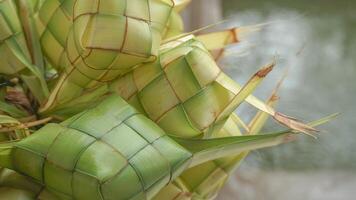 ketupat ou arroz bolinho de massa é indonésio tradicional Comida servir em eid foto