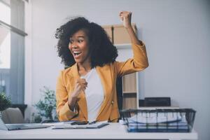 empresária asiática usando computador portátil e trabalhando no escritório com documento de calculadora na mesa, fazendo planejamento analisando o relatório financeiro, investimento em plano de negócios, conceito de análise financeira. foto