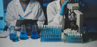 profissional químico mulher laboratório usando científico microscópio para Ciência pesquisar, química cientista com microbiologia médicos equipamento tecnologia para trabalhando com remédio biologia experimentar foto