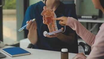 teste médico vacina pesquisa e desenvolvimento conceito. cientista equipe dentro laboratório estude e diagnóstico do doenças para modelo interno órgão amostra do anticorpo. foto