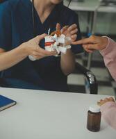 teste médico vacina pesquisa e desenvolvimento conceito. cientista equipe dentro laboratório estude e diagnóstico do doenças para modelo interno órgão amostra do anticorpo. foto