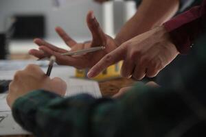 diverso equipe do especialistas usar computador portátil em construção local. real Estado construção projeto com engenheiro investidor e homem de negocios verificação área, trabalhando em Civil Engenharia, discutindo estratégia plano foto