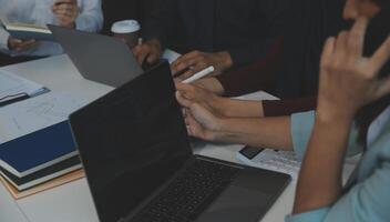 equipe de empresários trabalhando juntos no escritório da sala de reuniões, banner de gráficos e gráficos de fundo de trabalho em equipe, trabalho em equipe bem sucedido de dupla exposição, conceito de planejamento de negócios. foto