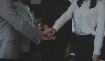 o negócio pessoas tremendo mãos depois de reunião. colegas aperto de mãos depois de conferência. cumprimento negócio, trabalho em equipe parceria colaborar conceito. foto