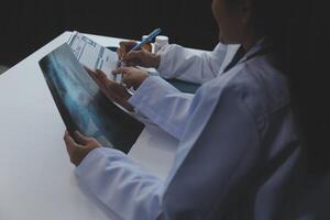 médico discutindo diagnóstico durante a reunião. grupo do médico discutindo trabalhos importam dentro a escritório às trabalhar. a médico equipe discute tratamento opções com a paciente. foto