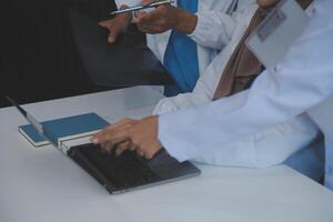 médico discutindo diagnóstico durante a reunião. grupo do médico discutindo trabalhos importam dentro a escritório às trabalhar. a médico equipe discute tratamento opções com a paciente. foto