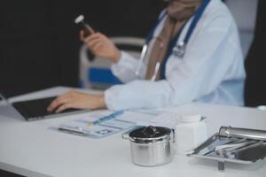 cortada Visão do médico dentro branco casaco segurando garrafa medicamento, prescrevendo pílulas para doente paciente através da conectados consulta. família terapeuta recomendar qualidade medicação. assistência médica, tratamento conceito foto