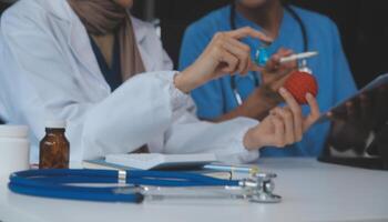 médico discutindo diagnóstico durante a reunião. grupo do médico discutindo trabalhos importam dentro a escritório às trabalhar. a médico equipe discute tratamento opções com a paciente. foto