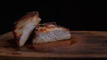 assado carne de porco entrecosto cortar para dentro peças em uma de madeira corte borda. grelhado carne de porco entrecosto. carne de porco bife. foto