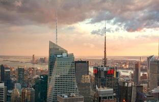 cidade de nova york, eua - 21 de junho de 2016. horizonte de manhattan ao anoitecer na cidade de nova york foto