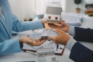 agente imobiliário falou sobre os termos do contrato de compra de casa e pediu ao cliente para assinar os documentos para fazer o contrato legalmente, venda de casa e conceito de seguro de casa. foto