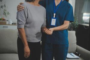 fêmea cuidador fazendo regular checar do Senior mulher dentro dela lar. foto