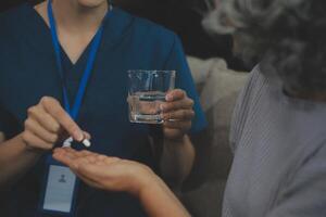 médicos estão dando adendo em medicação para pacientes dentro hospital exame quartos, tratando doenças a partir de especialistas e fornecendo visadas tratamento. conceitos do médico tratamento e especialistas. foto